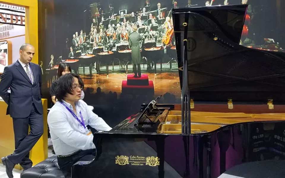 中国著名青年钢琴家平原老师高度评价博斯纳钢琴