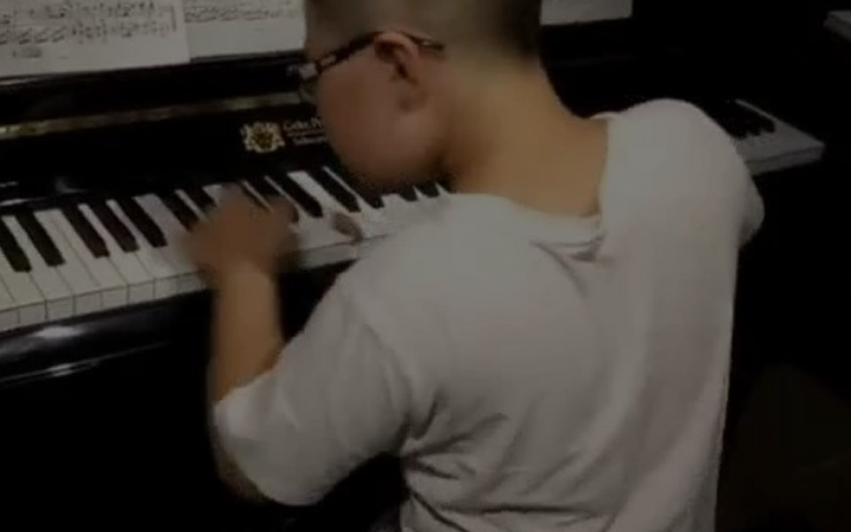 钢琴少年弹奏博斯纳钢琴